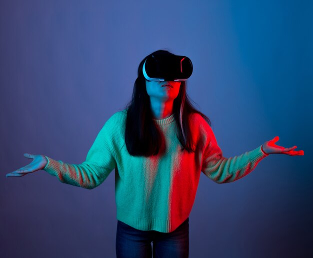 De jonge vrouw die een vr draagt, maakt geen gebaar