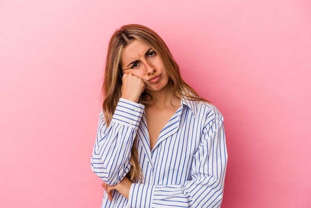 De jonge vrouw die zich voordeed op roze achtergrond