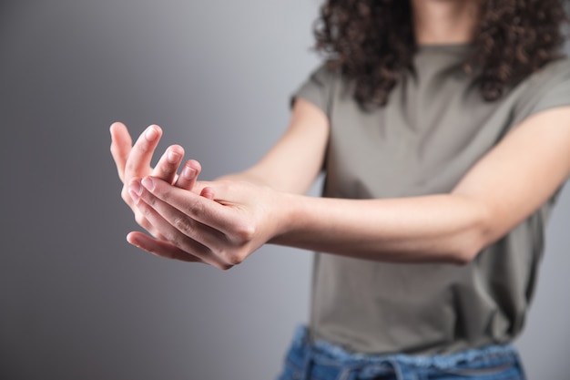 De jonge vrouw dient pijnvinger in.