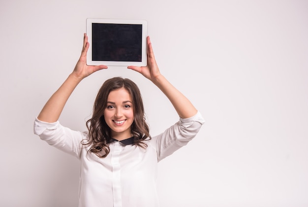 De jonge vrouw houdt digitale tablet status.