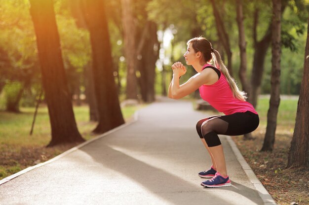 Foto de jonge vrouw houdt zich bezig met sportfitness in het natuurbos gezond fit leven