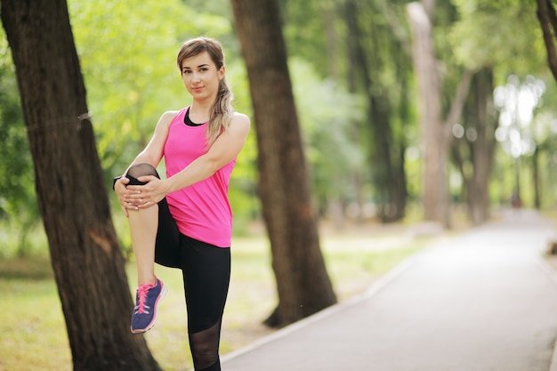 De jonge vrouw houdt zich bezig met sportfitness in natuurbos Gezond fit leven