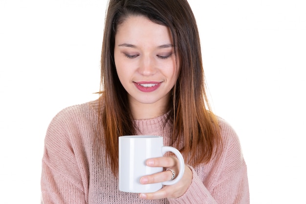 De jonge vrouw met kop van koffie kijkt nadenkend neer