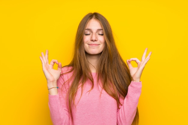 De jonge vrouw met lang haar in zen stelt