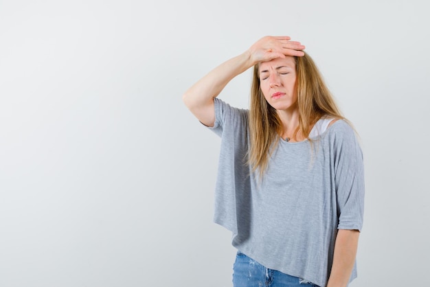 De jonge vrouw met temperatuur op witte achtergrond