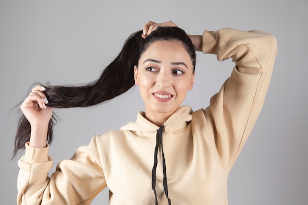 De jonge vrouw staart het haar