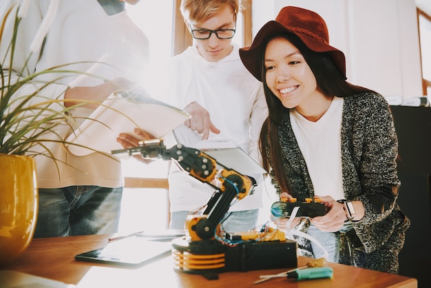 De jonge Vrouw test Mechanische Robot