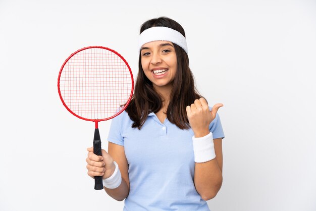 De jonge vrouw van de badmintonspeler met duimen op gebaar en het glimlachen