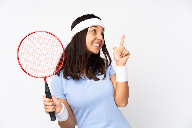 De jonge vrouw van de badmintonspeler over geïsoleerde witte muur die met de wijsvinger een geweldig idee richt