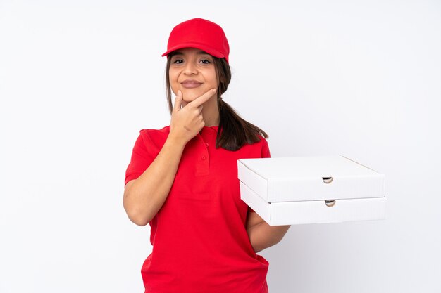 De jonge vrouw van de Pizzalevering over het geïsoleerde witte muur denken