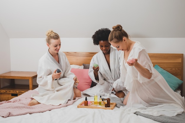 De jonge vrouwen hebben een spa-feestje