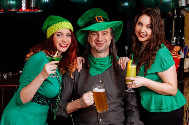 De jongelui viert Patrick-de dagbar van het de hoofddarmmeisje van Carnaval de mens van de de cocktail groene kleren van het biercocktail hoed mooie kabouter