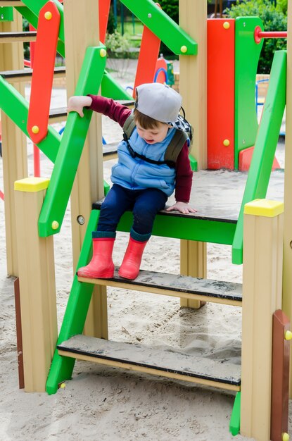 De jongen daalt af van de trappen van de kinderheuvel