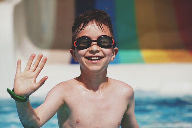 De jongen heeft pret bij waterpark