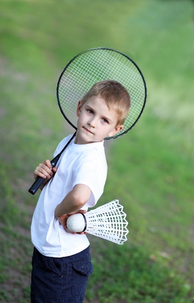 De jongen met een racket