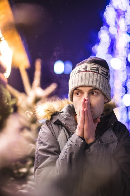 Foto de jongen sloot zijn likken van de kou