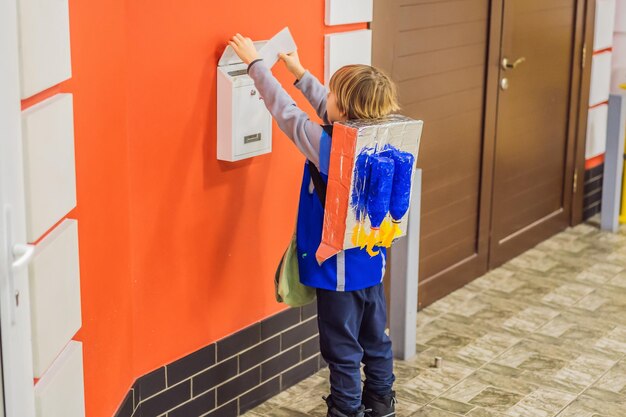 De jongen speelt dat hij een postbode is