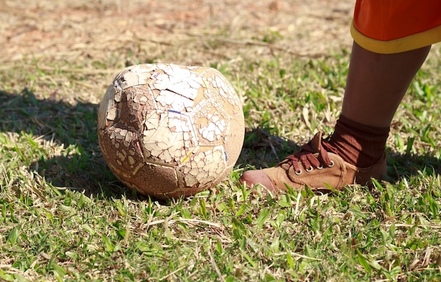 De jongen Voetballen.