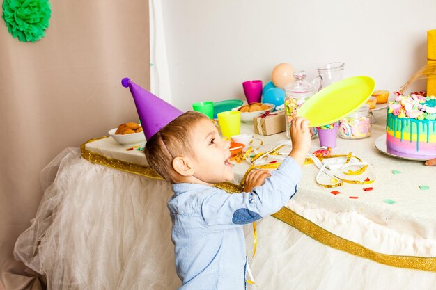 De jongen wil de eerste zijn die smakelijke cake probeert