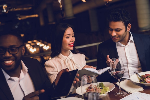 De jongeren rusten in een restaurant.