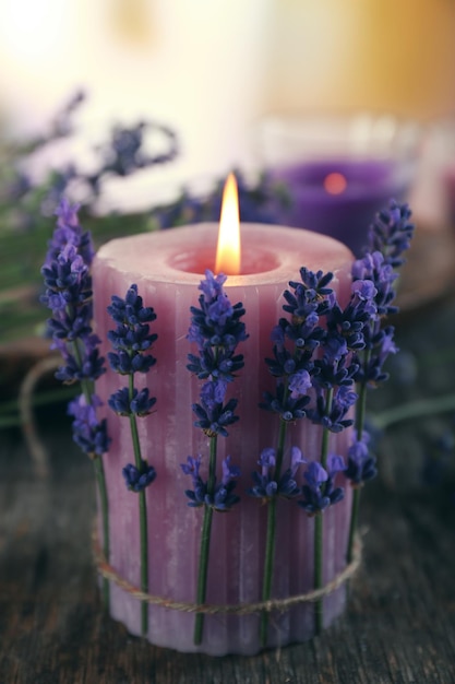 Foto de kaarsen met lavendel bloeit op lijst dichte omhooggaand