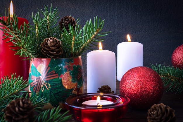 De kaarsen van het Kerstmisdecor in de de samenstellings feestelijke decoratie van het Nieuwjaar