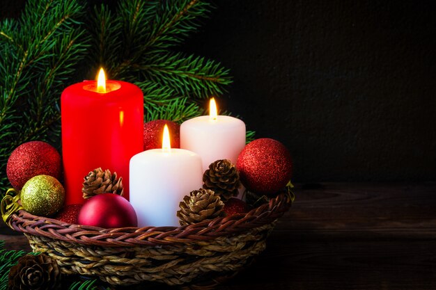 Foto de kaarsen van het kerstmisdecor in de de samenstellings feestelijke decoratie van het nieuwjaar