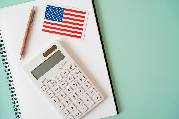 Foto de kaart van de amerikaanse vlag rekenmachine pen en notitieboek