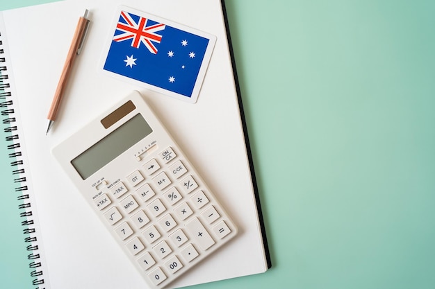 Foto de kaart van de vlag van australië rekenmachine pen en notitieboek