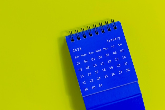 De kalender voor januari 2023 staat op een gele achtergrond