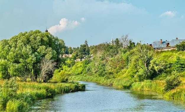 De Kamenka-rivier in Soezdal, de Gouden Ring van Rusland