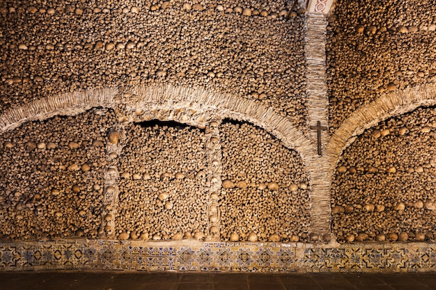 De kapel van botten (Capela dos Ossos) is een van de bekendste monumenten in Evora, Portugal