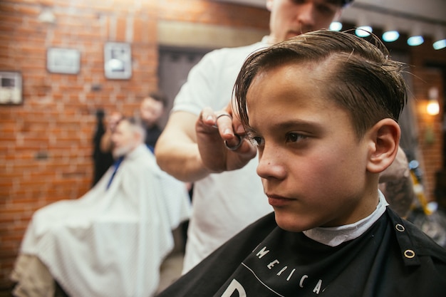 De kapper van tienerkapsels in Kapperswinkel