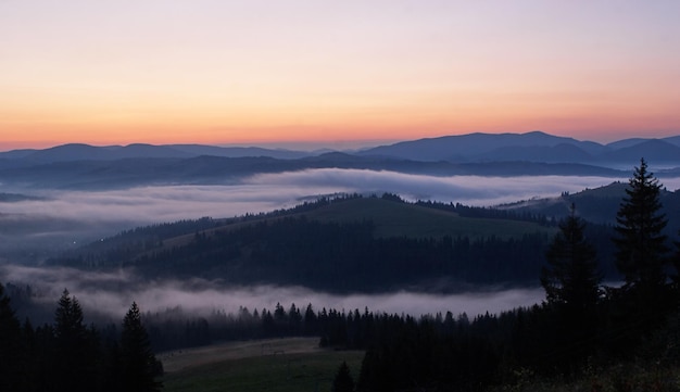 De Karpaten. Zonsopgang vergezeld van ochtendmist