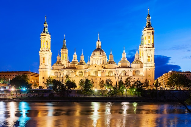 De kathedraal basiliek van onze lieve vrouw van de pijler is een rooms-katholieke kerk in de stad Zaragoza in de regio Aragon in Spanje