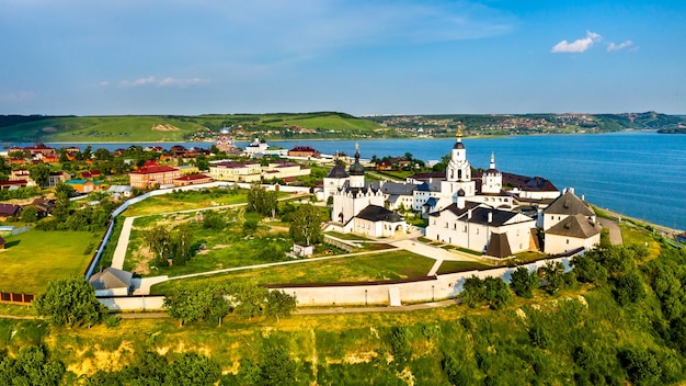 De kathedraal en het klooster van de veronderstelling op het stadseiland Sviyazhsk. in Rusland