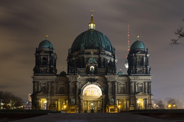 De kathedraal in de stad tegen de nachtelijke hemel.