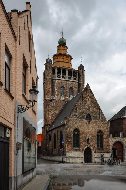 Foto de kathedraal tegen de lucht in de stad.