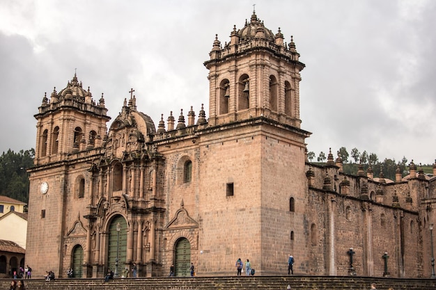 De kathedraal van Cusco tegen de lucht.