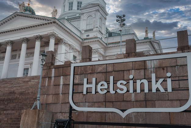 de kathedraal van Helsinki met een prominent bord in het stadscentrum van Finland