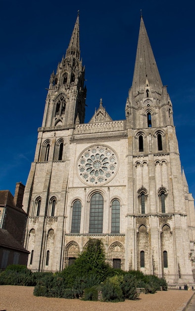 De kathedraal van Onze-Lieve-Vrouw van Chartres is een van de meest bezochte toeristische bestemmingen in Frankrijk