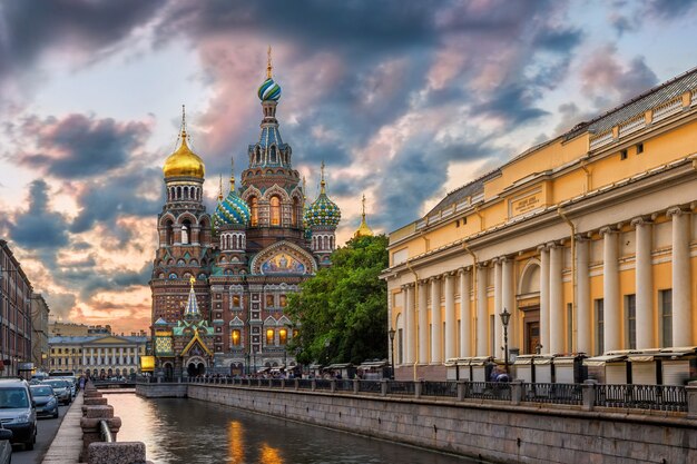 De kathedraal van Onze Verlosser op het Bloed, omgeven door wolken in St. Petersburg