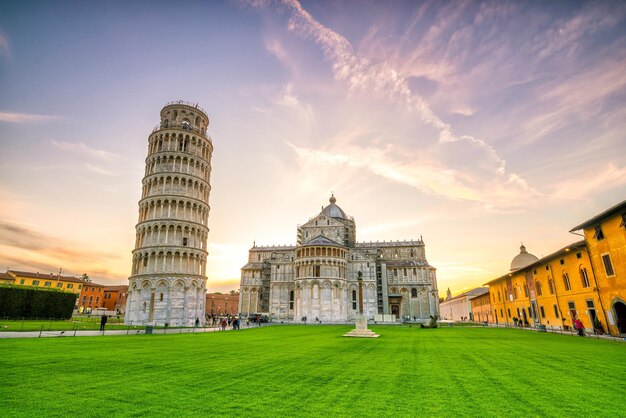 De kathedraal van pisa en de schuine toren op een zonnige dag in pisa, italië