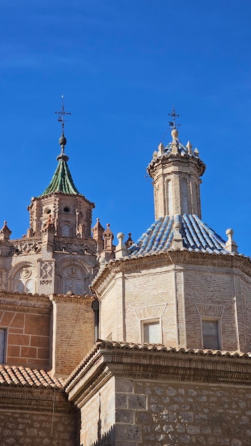 Foto de kathedraal van teruel op een zonnige dag