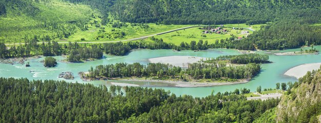 De Katun-rivier in het Altai-gebergte op een zomerse dag