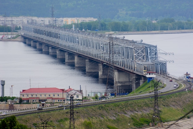 De keizerlijke brug over de Wolga. Een brug over de Wolga in het voorjaar in Ulyanovsk, Rusland. Het uitzicht vanaf de top van de dijk van de Wolga in Ulyanovsk.