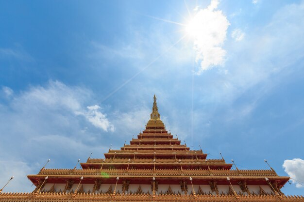 De kerk heeft een prachtige gouden kleur in de tempel Phra Mahathat of Wat Nong Wang. Khon Kaen, Thailand