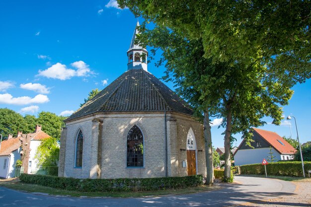 De kerk in het dorp Nyord in Denemarken