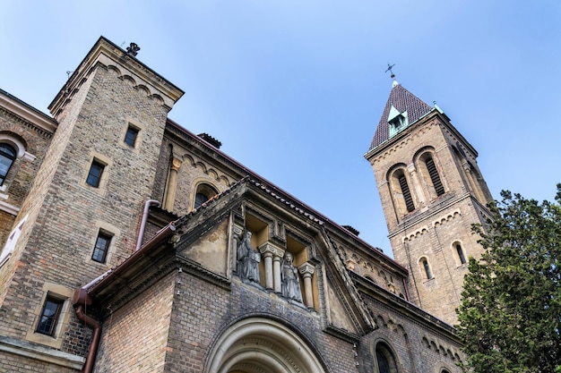 Foto de kerk van de benedictijnen van sint-gabriël bestelt het klooster van de beuronese congregatie in de zonnige dag van praag, tsjechië