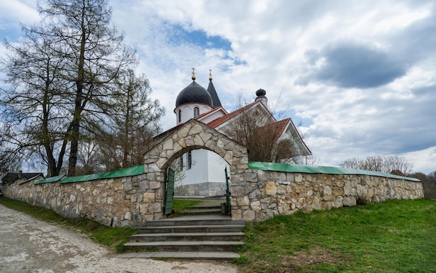 De kerk van de Heilige Drie-eenheid in de regio Bekhovo Tula is een van de mooiste in Rusland